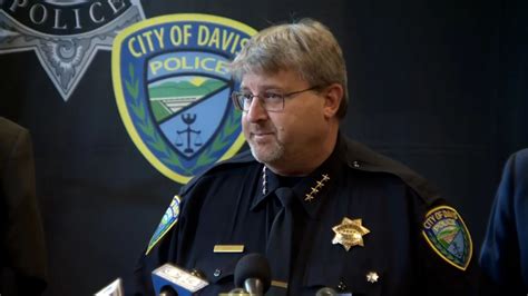 Arrestan a exestudiante de UC Davis de 21 años en relación con una serie de apuñalamientos cerca del campus, dice la policía
